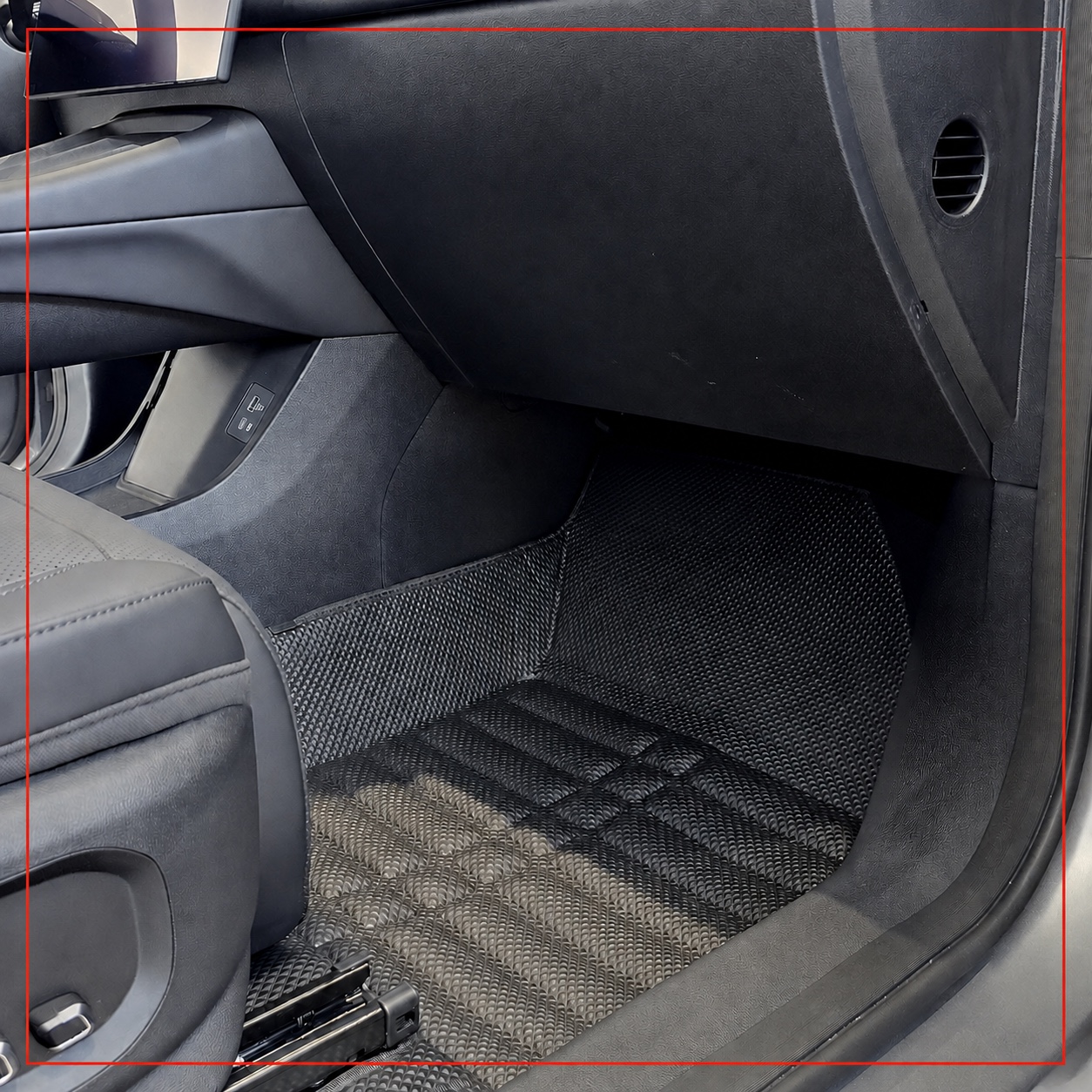 SEAT MAT instalado no assoalho dianteiro do veículo